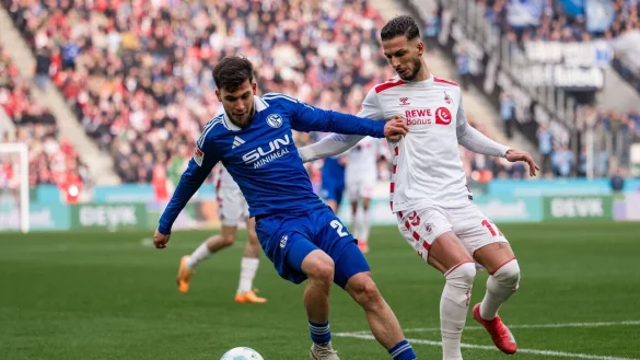 Schalkes Aydin sorgte mit seinem Fehler für den Kölner Sieg - © Marius Becker/dpa