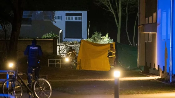 Vor einem Wohnhaus in Voerde ermittelte die Polizei Anfang Februar, weil eine Frau umgebracht wurde. - © Justin Brosch/dpa