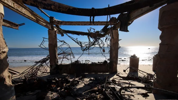 Ein Grundstück in Traumlage: Spekulationen damit sind in den von Bränden betroffenen Regionen Kaliforniens erst mal verboten. - © Ethan Swope/AP/dpa