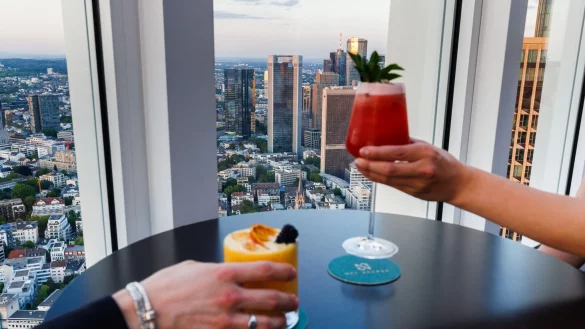 Drinks mit View: Cocktails werden in der «NFT-Skybar» vor der Kulisse der Frankfurter Skyline serviert. - © Lando Hass/dpa