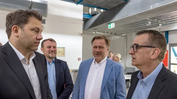 SPD-Chef Lars Klingbeil will sich für Industriearbeitsplätze in Stahlwerken einsetzen. - © Frank Hammerschmidt/dpa