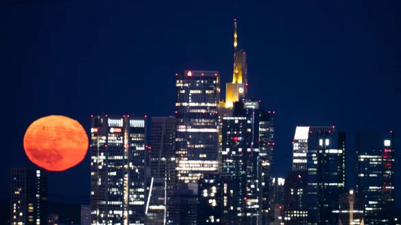 In Frankfurt reihte sich der Erdbeermond in die Skyline ein. - © Boris Roessler/dpa