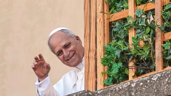 Papst Leo XIV. grüßt aus dem Urlaub in Castel Gandolfo. - © Andrew Medichini/AP/dpa