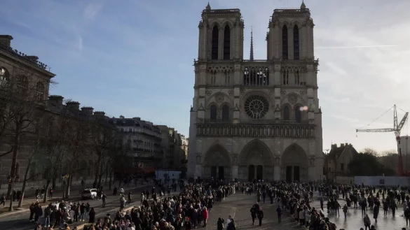 Nach sechsjähriger Renovierung sollen ab 20. September wieder die beiden Türme der Pariser Notre-Dame öffnen. (Archivbild) - © Thibault Camus/AP/dpa