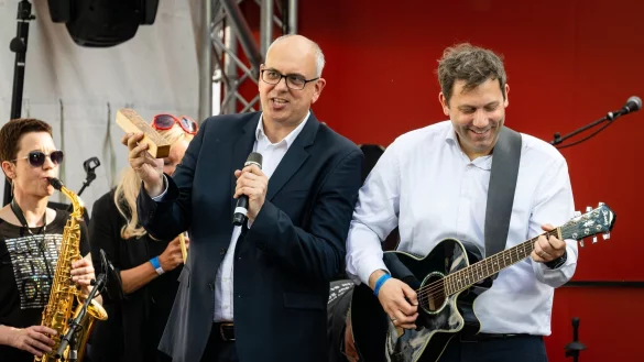 Klingbeil spielt Gitarre - und zwar nicht nur zum Entspannen: hier 2023 auf einer SPD-Wahlkampfveranstaltung in Bremen. - &copy; Sina Schuldt/dpa