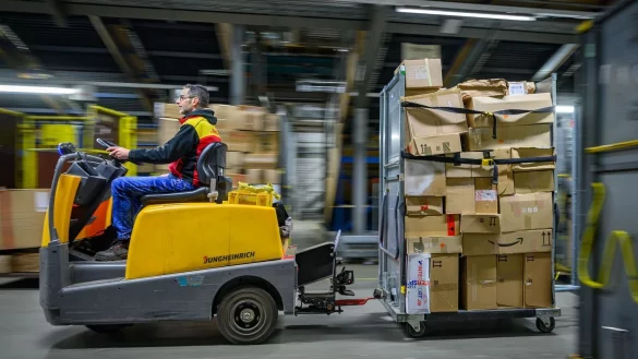Pakete in einem DHL-Zentrum - manche Sendung wird künftig teurer. - © Patrick Pleul/dpa