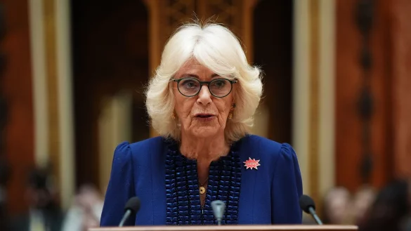 Königin Camilla engagiert sich seit Längerem für Frauen, die häusliche oder sexualisierte Gewalt erlebt haben. - © Aaron Chown/PA Wire/dpa