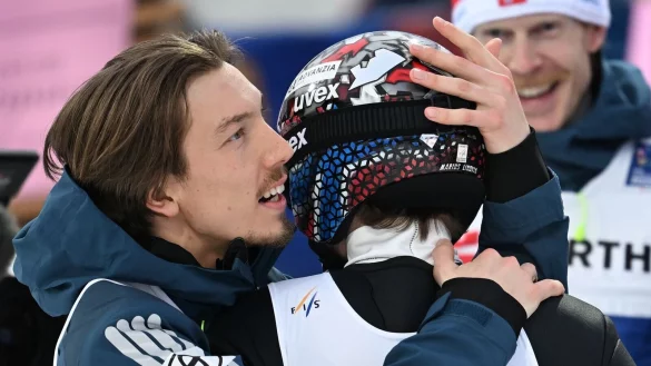 Erst glücklich, dann disqualifiziert: Johann André Forfang (l) und Marius Lindvik (r). - © Hendrik Schmidt/dpa