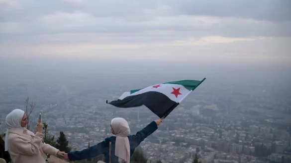 Die EU will mit der Aufhebung der Wirtschaftssanktionen den Wiederaufbau Syriens ermöglichen. - © Leo Correa/AP/dpa