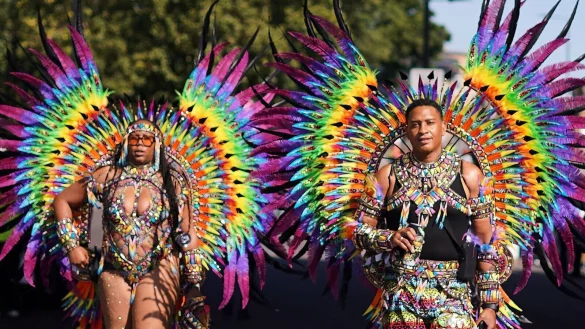 Beim Notting Hill Carnival gibt es bunte Kost&uuml;me, viel nackte Haut und karibische Rhythmen. - &copy; Alberto Pezzali/AP/dpa