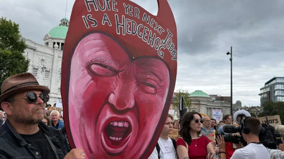 Zahlreiche Menschen protestieren gegen Donald Trump - &copy; Jan Mies/dpa