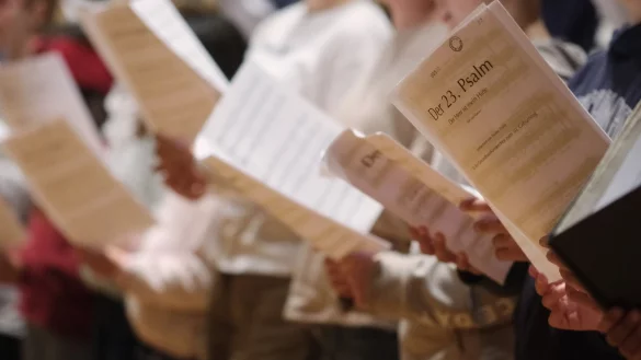 Gericht kippt Kündigung eines Chorleiters: Ein alleiniger Kirchenaustritt rechtfertigt die Entlassung nicht und verstößt gegen das Allgemeine Gleichbehandlungsgesetz (AGG). - © Sebastian Willnow/dpa/dpa-tmn