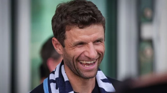 Thomas M&uuml;ller bei der Ankunft in Vancouver. - &copy; DARRYL DYCK/The Canadian Press/AP/dpa