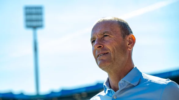 Jess Thorup hofft auf einen Augsburger Auswärtssieg in Leverkusen. - © David Inderlied/dpa