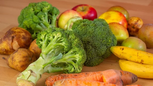 Noch immer landen in Deutschland viele Lebensmittel im Hausm&uuml;ll, auch wenn sie zum Teil noch zu essen w&auml;ren. (Symbolbild) - &copy; Fernando Gutierrez-Juarez/dpa