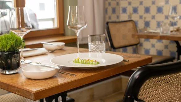 Im Restaurant allein zu essen, muss nicht unangenehm, sondern kann ein Genuss sein. Manche Restaurants stellen sich inzwischen sogar gezielt darauf ein. - © Stefan Puchner/dpa