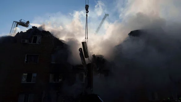 Unter den Trümmern eines Kiewer Wohnblocks werden noch Verschüttete vermutet. - © Evgeniy Maloletka/AP/dpa