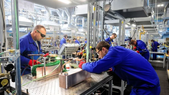 Mit einem neuen Werk im tschechischen Pilsen (Plzen) baut der japanische Großkonzern Panasonic seine Wärmepumpen-Produktion in Europa aus. - © Michael Heitmann/dpa