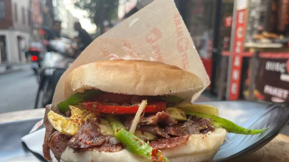 Der spontane D&ouml;ner oder eher die Tafel Schokolade auf dem Sofa? Auch beim Snacken ticken wir Menschen unterschiedlich. - &copy; Anne Pollmann/dpa