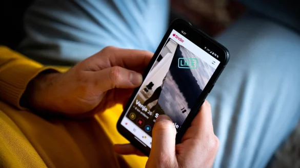 Jeder und jede Fünfte nutzt KI für den Chat. (Foto Illustration) - © Sina Schuldt/dpa