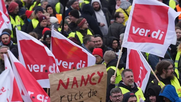Teilnehmerinnen und Teilnehmer demonstrieren in Hamburg am Alten Elbtunnel w&auml;hrend eines Warnstreiks im &ouml;ffentlichen Dienst. - &copy; Marcus Brandt/dpa