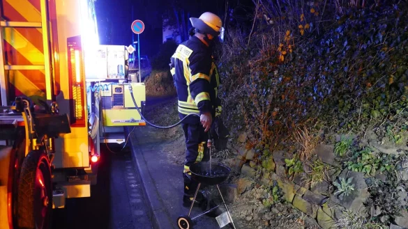 Eine Familie hat in Hennef in einem Wohnraum einen Holzkohlengrill betrieben. - © Marius Fuhrmann/dpa