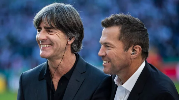 Lothar Matthäus (r) bringt Ex-Bundestrainer Joachim Löw (l) beim BVB ins Spiel. - © Tom Weller/dpa