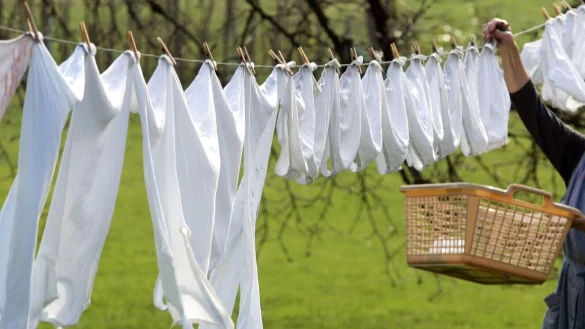 Strahlend rein: Oft reichen schon einfache Hausmittel, um vergilbte W&auml;sche wieder aufzuhellen. - &copy; Roland Weihrauch/dpa/dpa-tmn