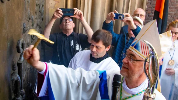 Mit drei Hammerschl&auml;gen beginnt traditionell die Marien-Wallfahrt in Kevelaer. (Handout) - &copy; Christian Breuer/Bistum M&uuml;nster/dpa
