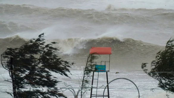 Taifun «Kajiki» wütete in Vietnam mit meterhohen Wellen. - © Duc Hung/VNExpress via AP/dpa