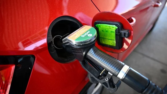 Tanken ist zuletzt sukzessive billiger geworden. - © Philip Dulian/dpa