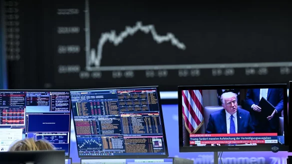 Das angekündigte Zollpaket von US-Präsident Trump hat die Aktienkurse kräftig ins Minus gedrückt. - © Arne Dedert/dpa