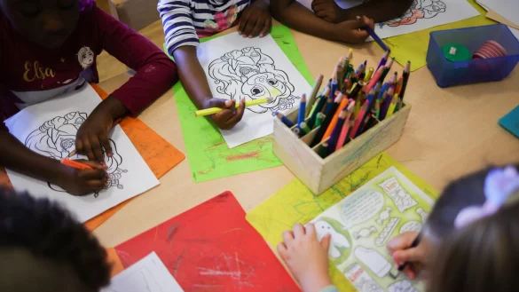 Kreative Aktivitäten für Kinder finden laut einer Umfrage fast alle Deutschen wichtig - gerade digitale Medien sehen viele aber als Hindernis. (Symbolbild) - © Christian Charisius/dpa