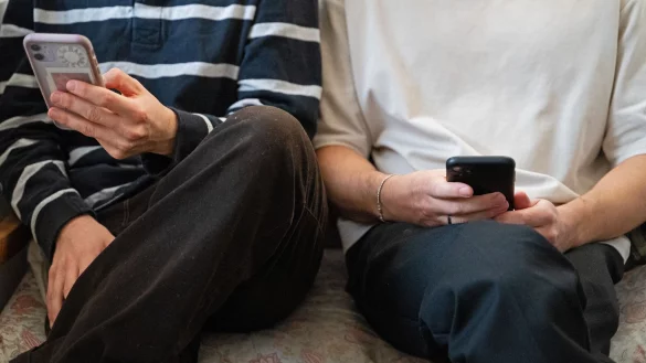 Im Schnitt verbringen 15-J&auml;hrige in Deutschland laut OECD fast sieben Stunden t&auml;glich an diversen Bildschirmen (Archivbild). - &copy; Helena Dolderer/dpa