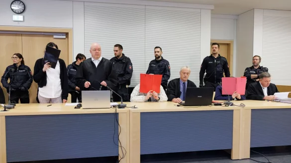 Drei Männer und eine Frau sind vor dem Landgericht Osnabrück zu mehrjährigen Haftstrafen verurteilt worden, weil sie eine 17-Jährige gefesselt, lebensgefährlich verletzt und bewusstlos in die Ems geworfen haben. (Archivfoto) - © Friso Gentsch/dpa