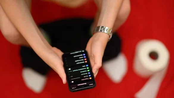 Jeder zehnte Befragte telefoniert gar auf dem Klo sitzend - und immerhin noch vier Prozent schauen, was sich in Dating-Apps so tut. (Archivbild) - © Robert Michael/dpa