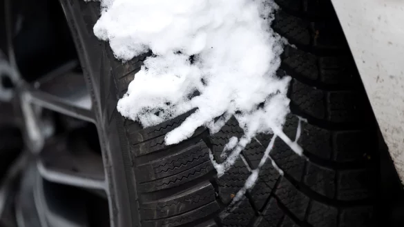 Stundenlang musste die Lkw-Fahrer warten, bis ihre Fahrzeuge aus dem Schnee befreit waren. (Symbolbild) - © Sven Hoppe/dpa