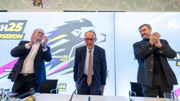 Spitzen von CDU und CSU demonstrieren zum Wahlkampfauftakt Geschlossenheit. - © Peter Kneffel/dpa