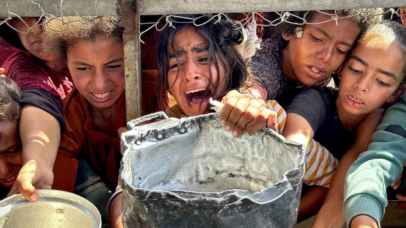 Unicef warnt vor den fatalen Folgen der zunehmenden Mangelernährung von Kindern im Gazastreifen. Die Jüngsten gerieten durch Hunger und Krankheiten in einen Teufelskreis. - © Moaz Abu Taha/APA Images via ZUMA Press Wire/dpa