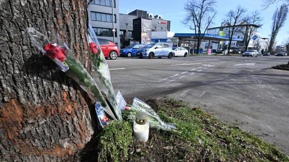 An der Unfallstelle haben Menschen Blumen und eine Kerze abgelegt. - © Bernd Weißbrod/dpa