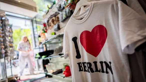 Die Kombination aus &laquo;I&raquo; und einem Herz ist auf vielen T-Shirts zu finden. - &copy; Christoph Soeder/dpa