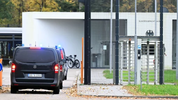 Mit eingeschaltetem Blaulicht fahren mehrere Wagen auf den Hof an der Außenstelle des Bundesgerichtshofs. (Archivbild) - © Uli Deck/dpa