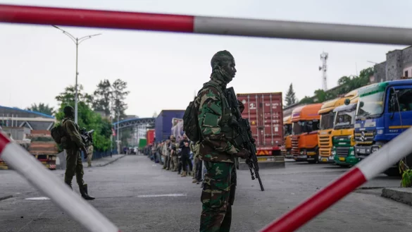M23-Rebellen lassen rumänische Söldner aus dem Kongo nach Gisenyi im Ruanda ziehen. - © Brian Inganga/AP/dpa