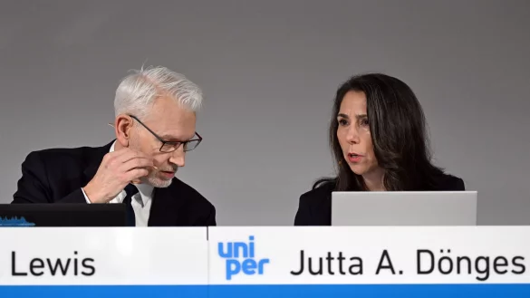 Uni-Chef Michael Lewis und Finanzchefin Jutta Dönges unterhalten sich vor der Bilanz-Pressekonferenz. - © Federico Gambarini/dpa