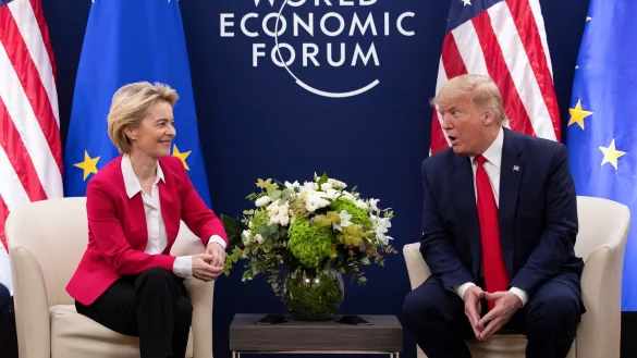 Ursula von der Leyen und Donald Trump. Die EU und USA verhandeln derzeit &uuml;ber neue Zolls&auml;tze f&uuml;r den transatlantischen Handel. (Archivbild) - &copy; Evan Vucci/AP/dpa