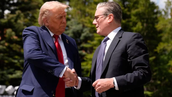 Trump und Starmer hatten ihren Handelspakt Anfang Mai verkündet - nun folgte beim G7-Gipfel der nächste Schritt. - © Mark Schiefelbein/AP/dpa