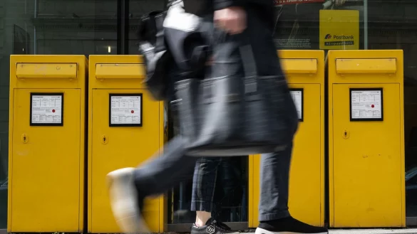 Hier stehen vier Briefkästen nebeneinander, anderswo sind sie spärlicher präsent. - © Marijan Murat/dpa