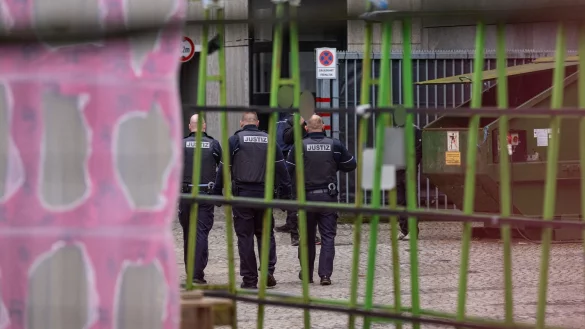 Justizbeamte stehen im Innenhof des Amtsgerichts Bielefeld. Dort in der Nähe fielen am Mittwoch Schüsse. Jetzt wurde ein zweiter Haftbefehl erlassen. (Archivbild) - © Guido Kirchner/dpa