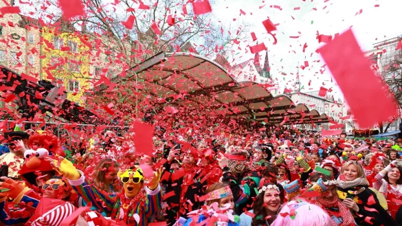Mit der Weiberfastnacht hat am Donnerstag der Straßenkarneval begonnen. - © Rolf Vennenbernd/dpa