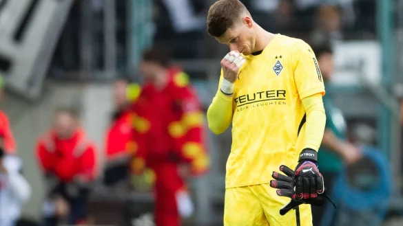 Einen Platzverweis gab\\\'s für Gladbachs Omlin. - © Marius Becker/dpa